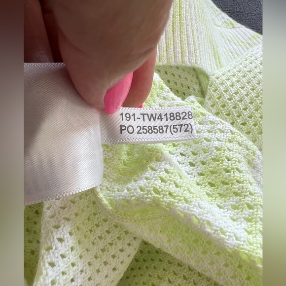 🆕 💚 NWOT Tommy Bahama Mahana Lime Green, White Tropical V-Neck Sweater | Size M - Picture 6 of 8